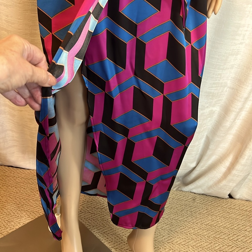 House of Harlow 1960 NWT Size Small Silky Geometric Print Wrap Maxi Dress (0369) - Picture 8 of 16